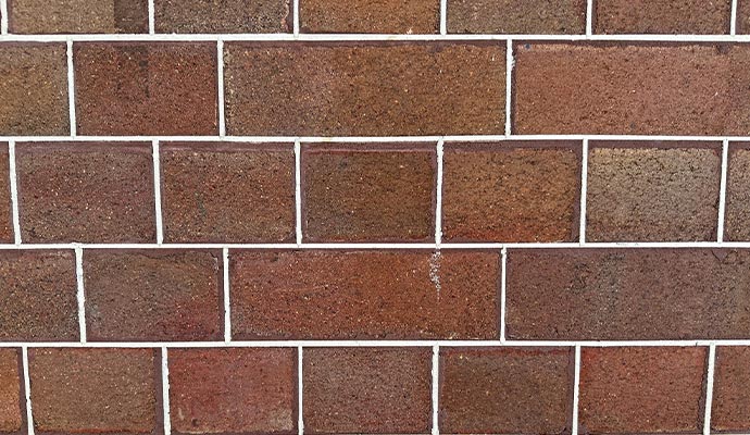 Tuckpointing in brick wall